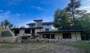 Pequeño Chalet con Frente al Arroyo, Villa General Belgrano